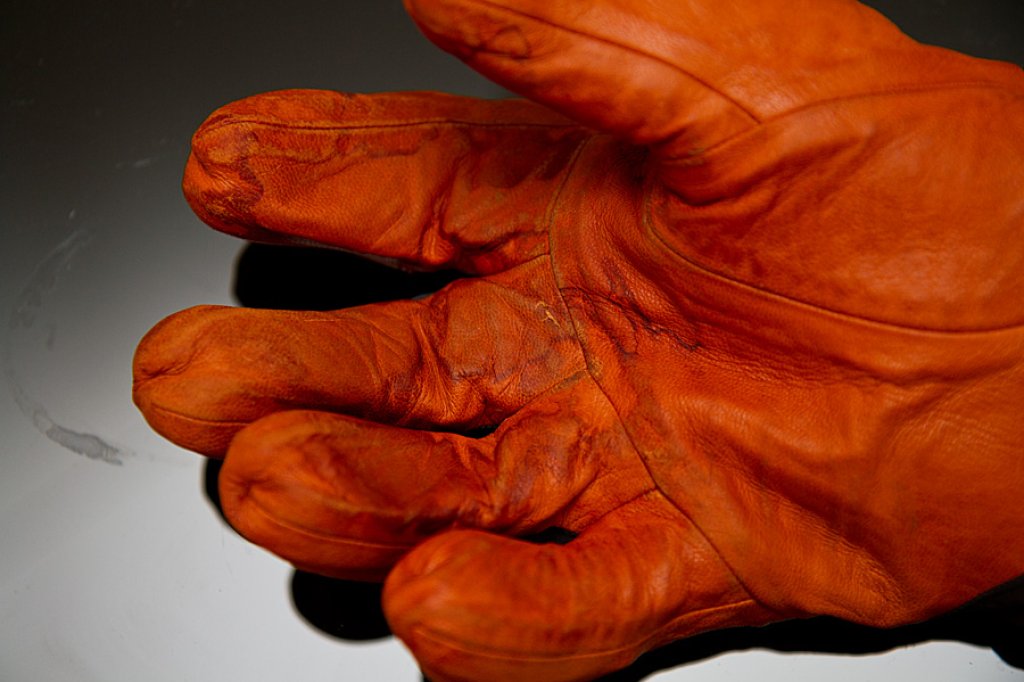 Leather gloves always need to be cared for. If they are not lubricated regularly, the leather absorbs water and becomes brittle when it dries. With Vertical SV, it is advisable to impregnate the leather immediately.