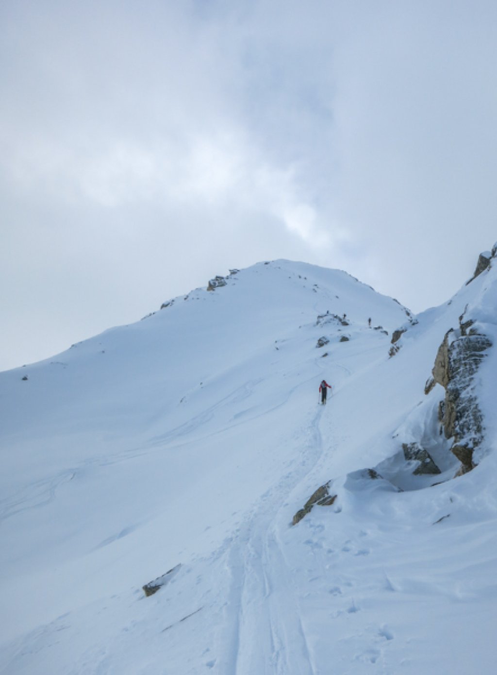 Ascent on the summit ridge where the normal route and the ascent route over the main slope meet