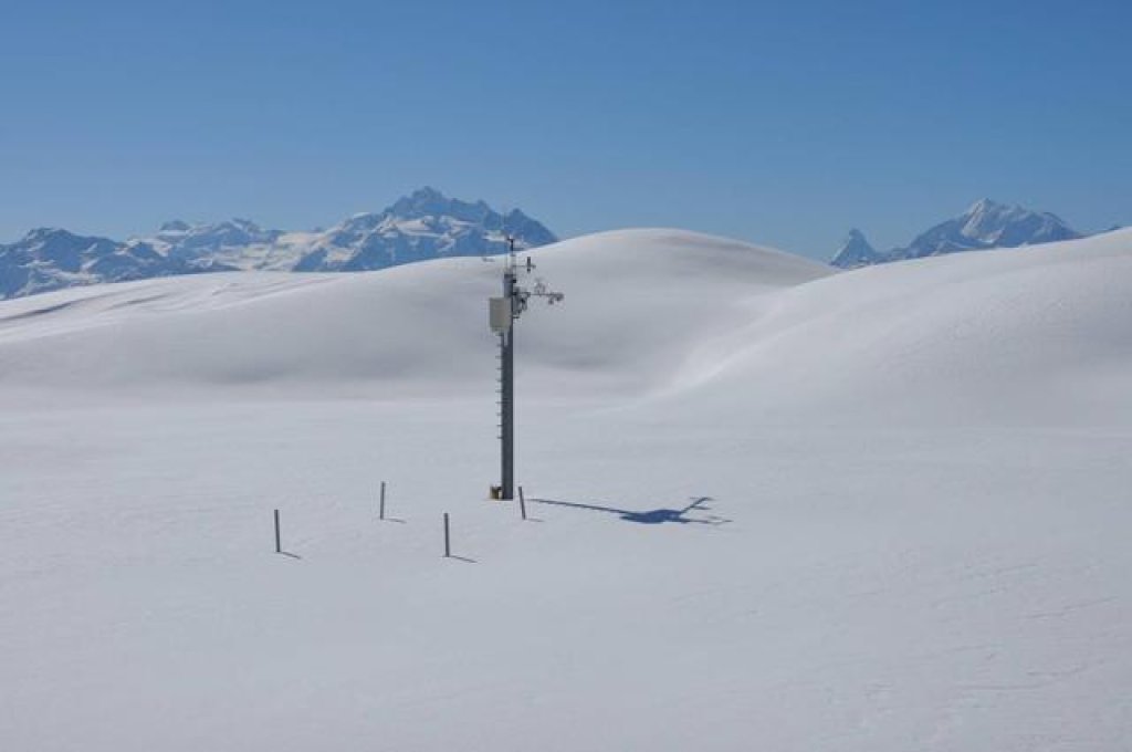 Belalp snow station: The 4 visible poles in front of the station fence off the temperature sensors in summer and thus protect them from wild animals and livestock.