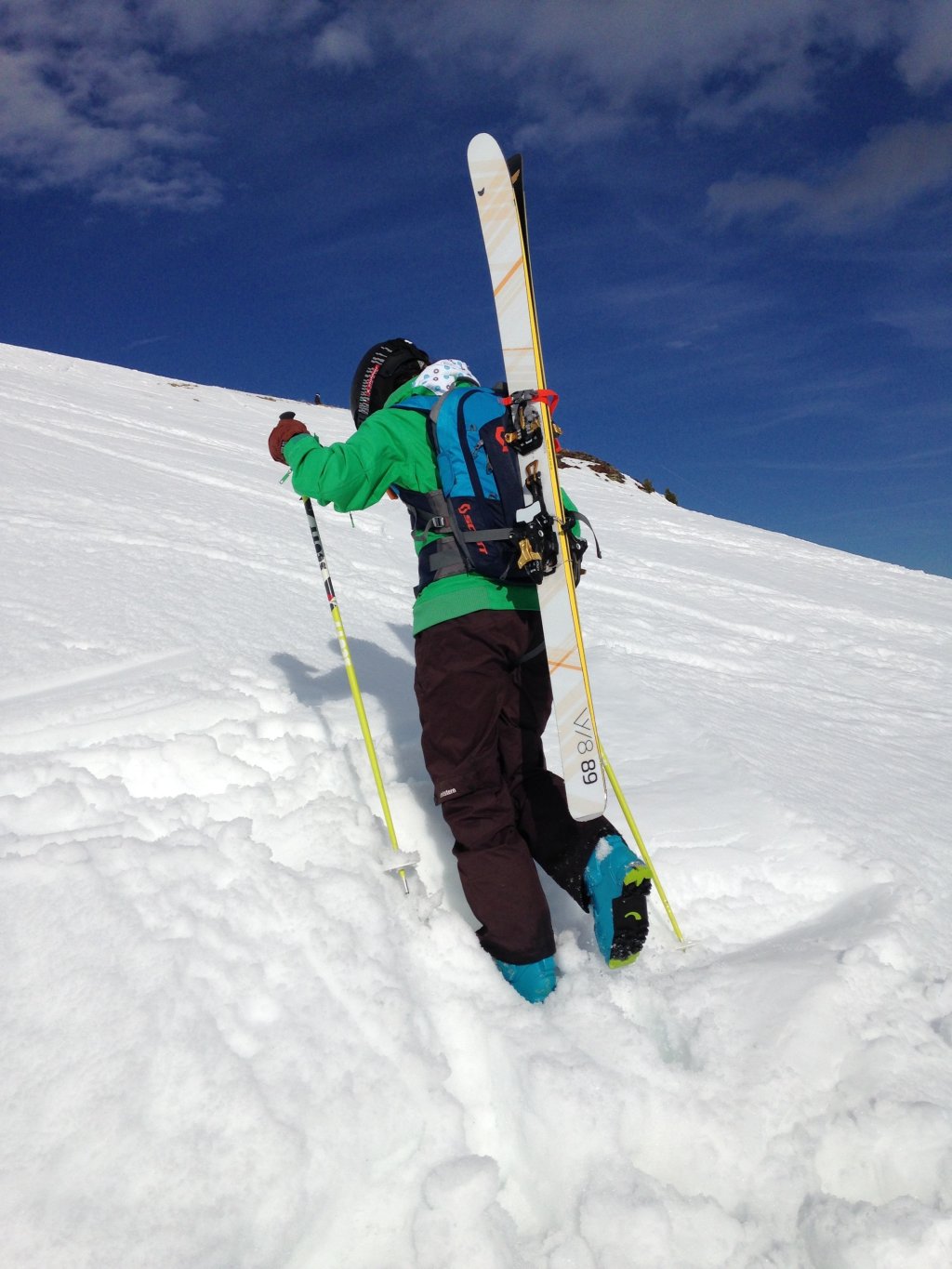 The ski holder is diagonal and works perfectly. The weight distribution on the backpack is very comfortable
