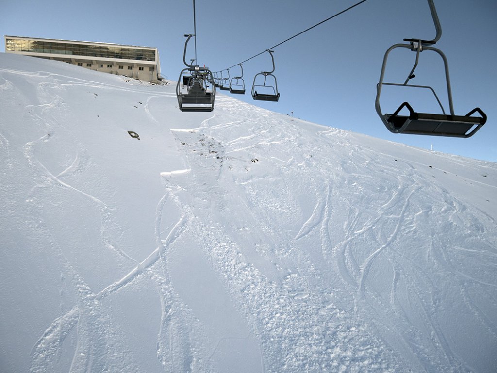The combination of fresh snow with wind and old snow problems can also lead to surprises in the busy off-piste terrain.