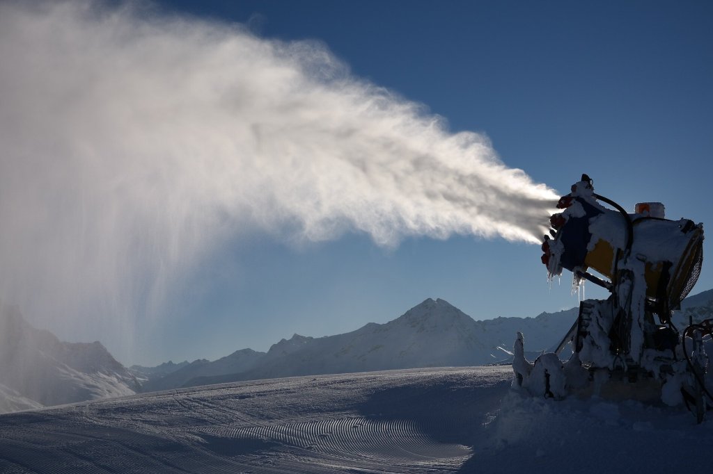 Makes noise and forms the basis of the slope: the snow cannon