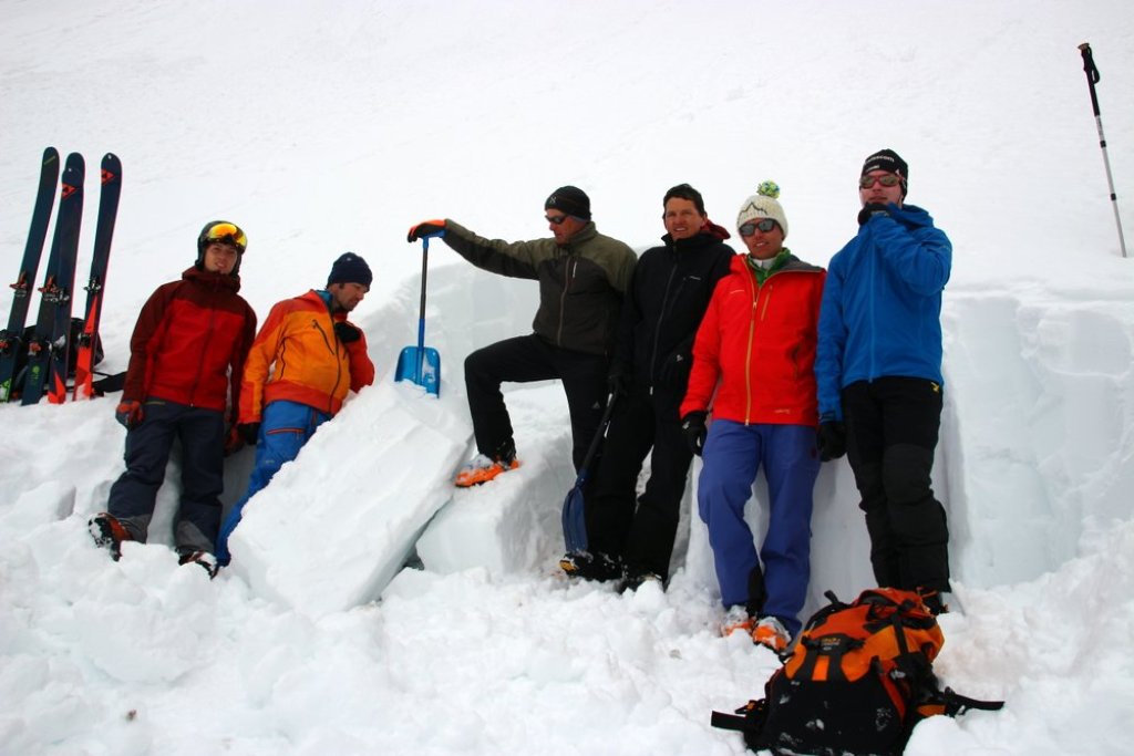 Die Schneestöberer haben im Nordhang des Grießkar noch genug Schnee für das Schneeprofil gefunden - und perfekten Firn für die Abfahrt.