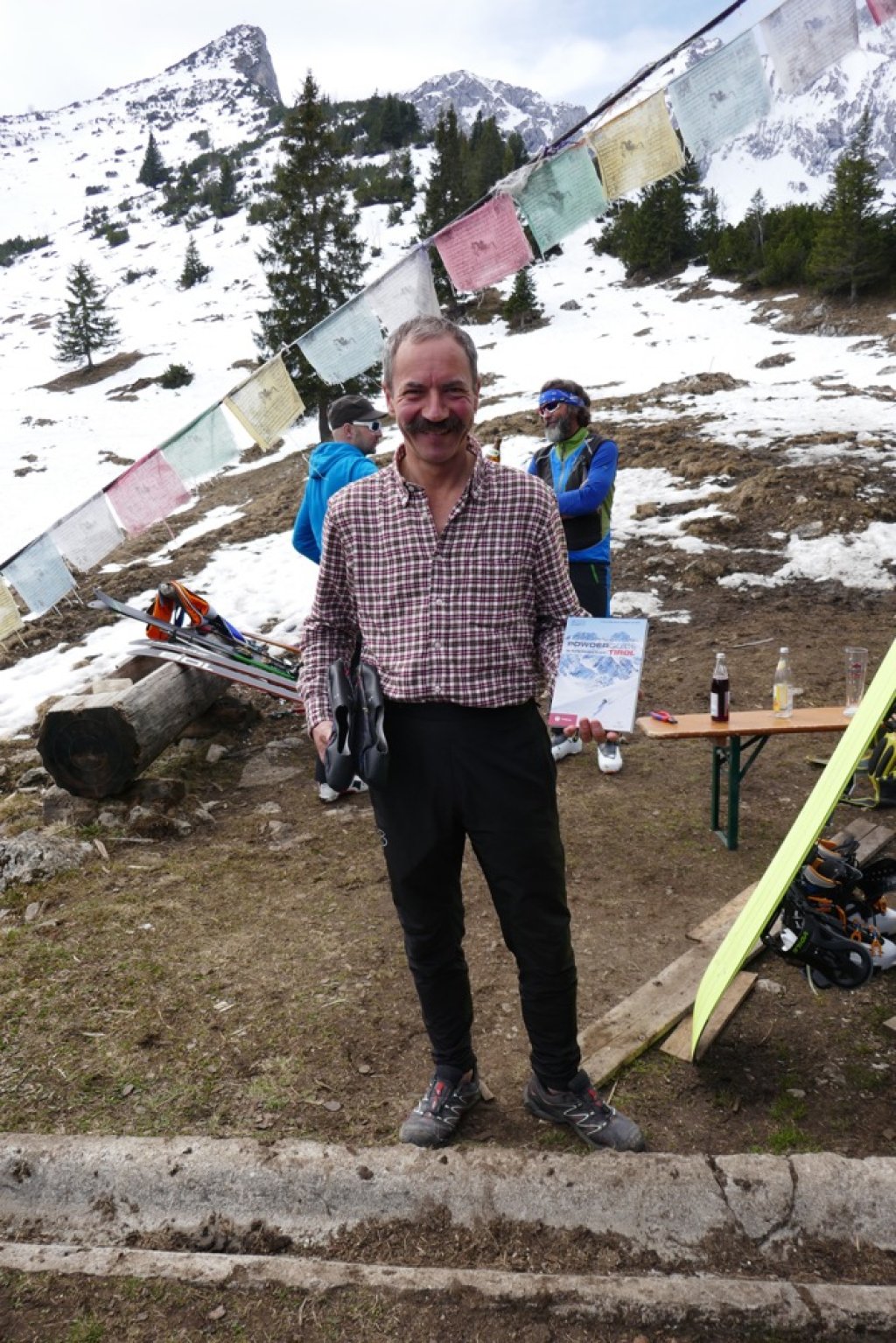 Der erste Stuibenlaufradler freut sich über PG-Tirolbuch und neumodische Radelüberschuhe!